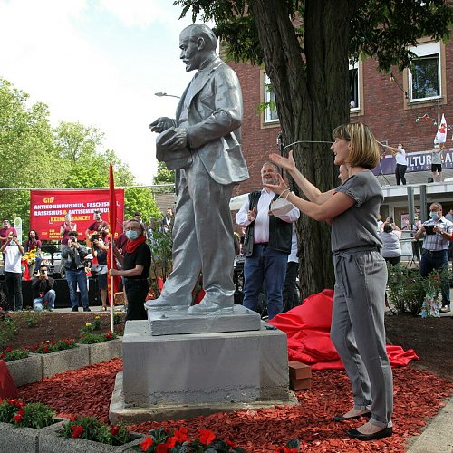 Нажмите на изображение для увеличения
Название: В Германии установили памятник Ленину 01.jpg
Просмотров: 54
Размер:	318.7 Кб
ID:	1346235