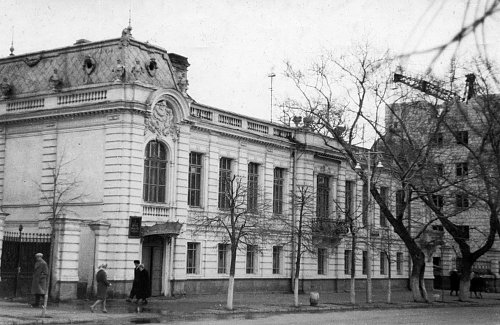 Нажмите на изображение для увеличения
Название: Гончарова-10, Дворец пионеров, справа строят Весну, до.jpg
Просмотров: 43
Размер:	255.2 Кб
ID:	1646105
