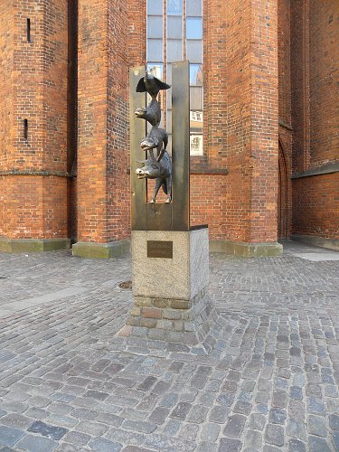 Нажмите на изображение для увеличения
Название: Bronze monument of Bremen Town Musicians in the Riga, Latvia (aprile 2015) 02.jpg
Просмотров: 214
Размер:	2.74 Мб
ID:	951530