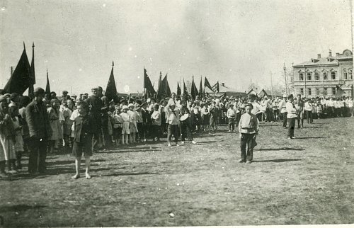 Нажмите на изображение для увеличения
Название: Ярмарочная площадь, пионерский митинг, сентябрь 1924 г.jpg
Просмотров: 40
Размер:	216.8 Кб
ID:	1646097