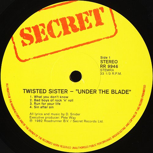 Twisted sister under the blade 1982. Twisted sister under the blade обложка. Twisted sister dvd картинки. Twisted sister under the blade 1982. Обложка пластинки twisted sister.